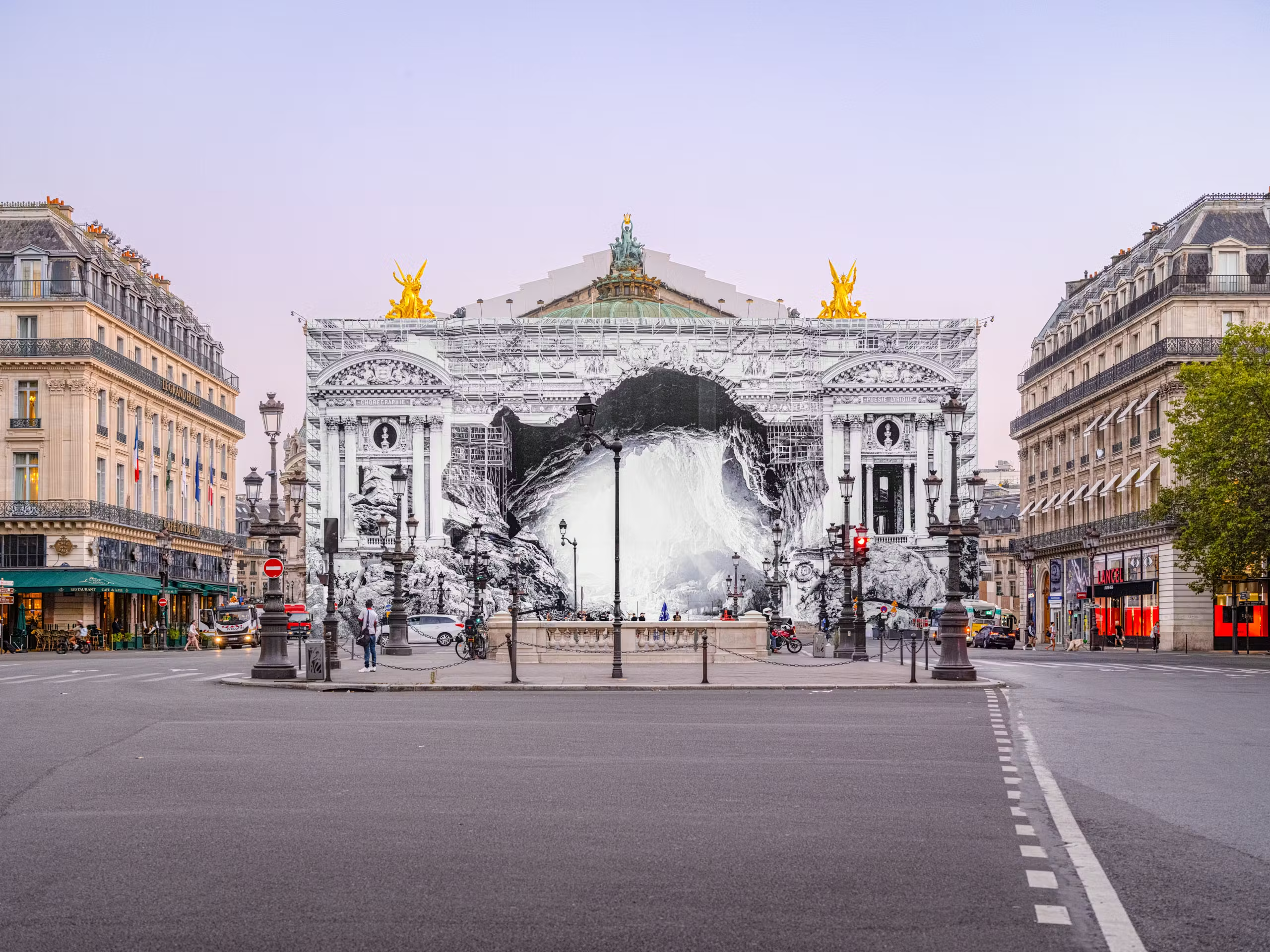 JR transforma la Ópera Garnier de París en una caverna